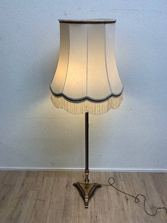 Lampade: Vintage Stehlampe aus Messing mit Fransen – Usato da Obernau venduto da Arche_Noah_Brocki