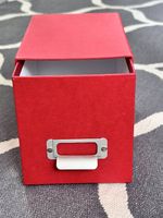 rote Aufbewahrungsbox 