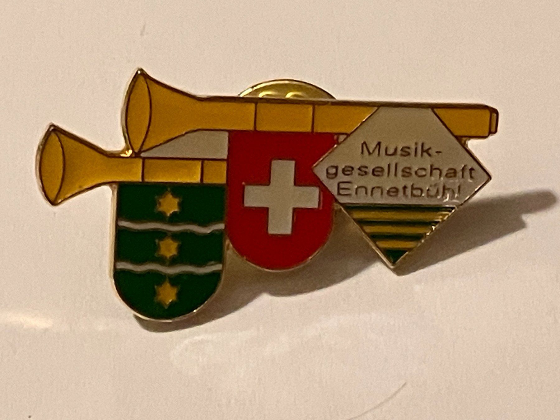 Placchette & Badge: 1 Pin Musikgesellschaft Ennetbühl – Usato da Basel venduto da djwwpp