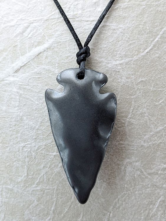 Anhänger in Pfeilspitze Form aus gepresstem Hämatit (Neu und ...