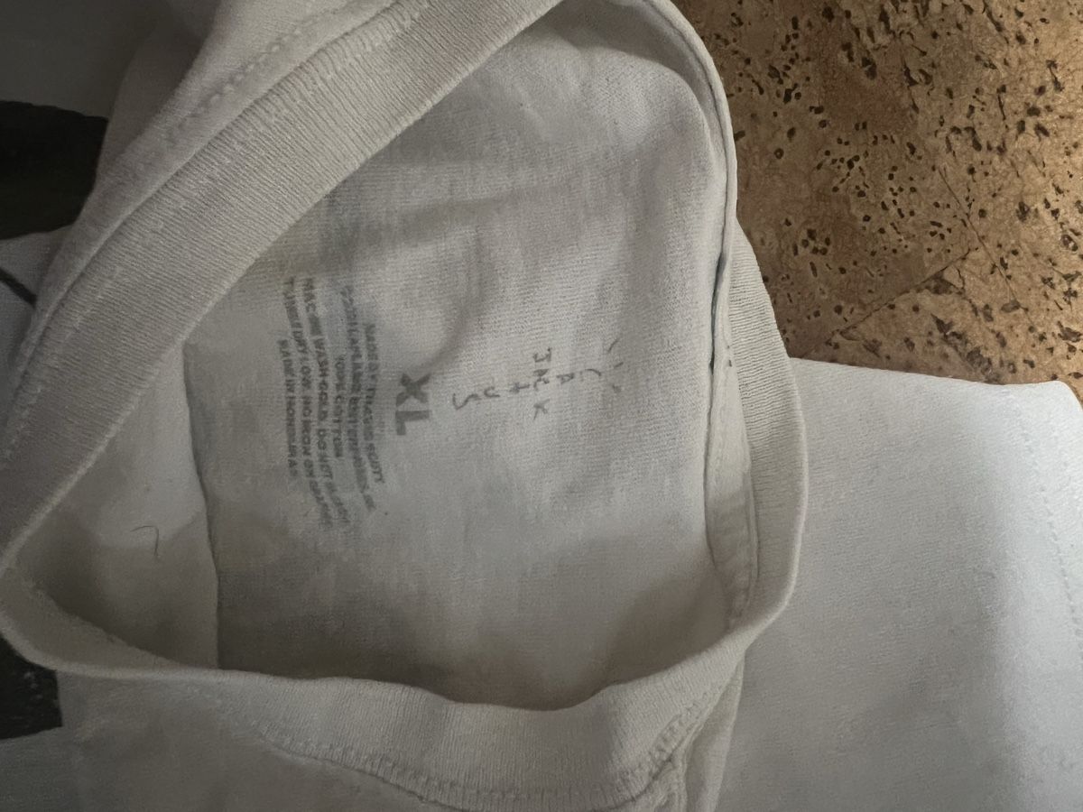 T-shirt: Travis Scott x Kaws T-Shirt – Usato da Uhwiesen venduto da maflo2 2