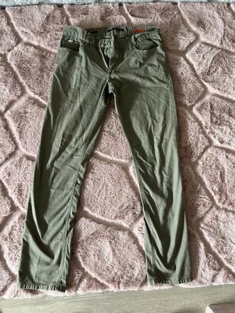 Verkaufe gut erhaltene Herrenhose, Grösse 32/34 Olive