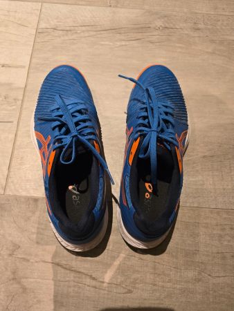 Asics Turnschuhe in blau/orange, Grösse 41.5