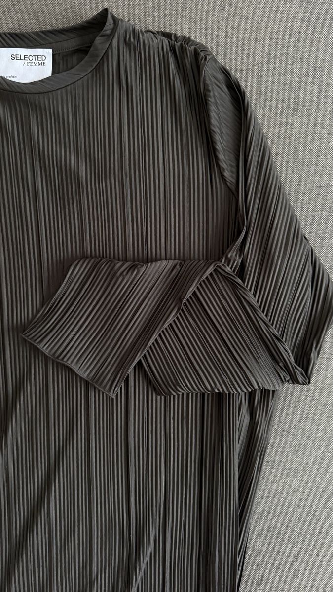 Vestiti: Selected Kleid im Issey Miyake Stil – Usato da Zürich venduto da sel_9kd
