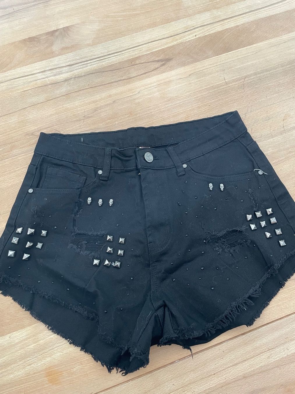Pantaloni: Short Noir Clouté Rock Déchiré – Usato da Sion venduto da Mazarine_