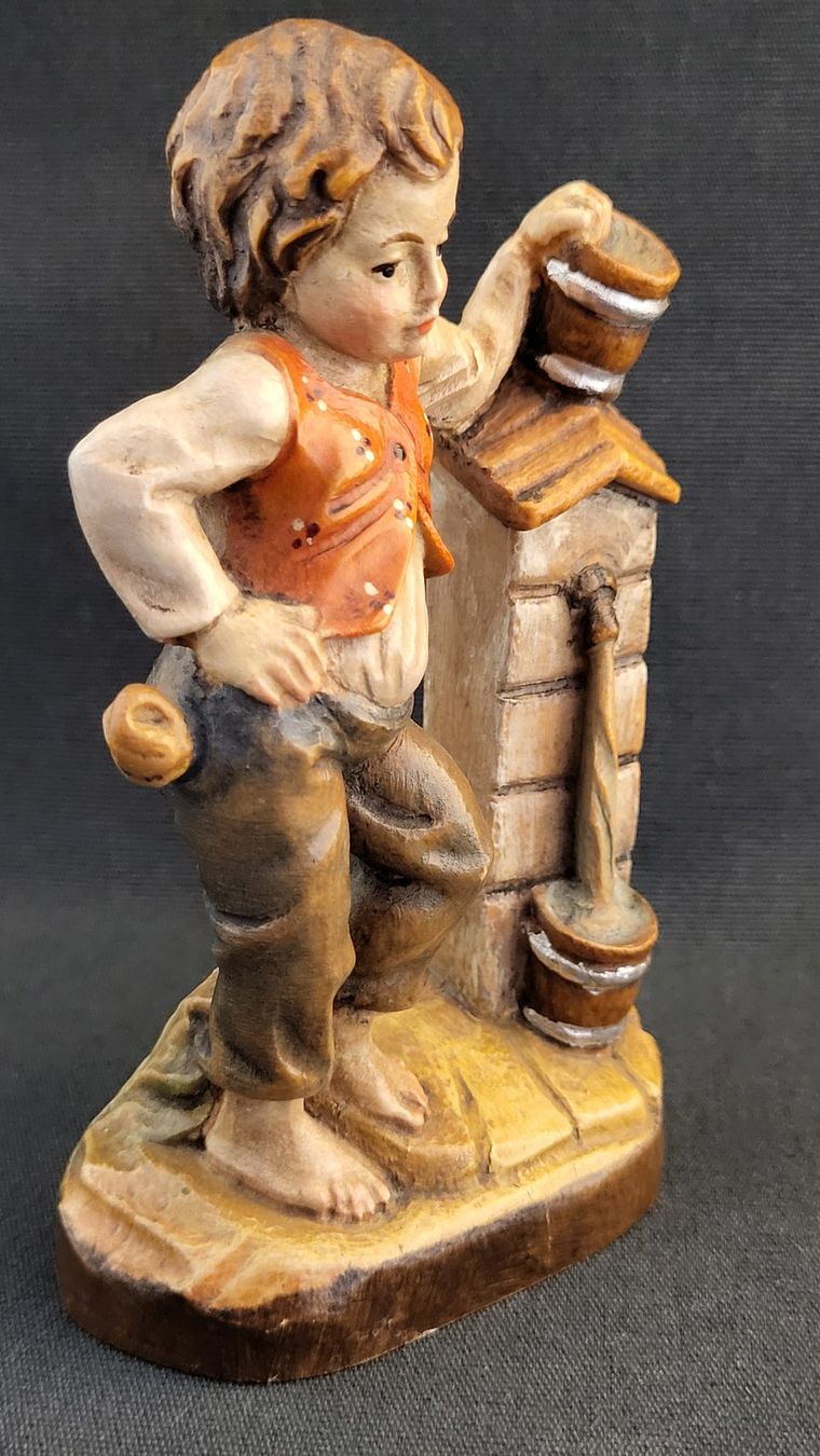 Statuette: Holz-Schnitzerei JUNGE AM BRUNNEN – Usato da Basel venduto da spinne02 4
