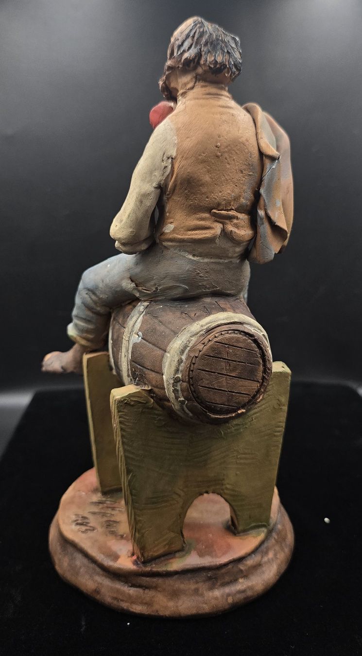 Statuette: Ton Figur sitzender Mann auf Weinfass, signiert – Usato da Rorschacherberg venduto da snOOpydOg11 7