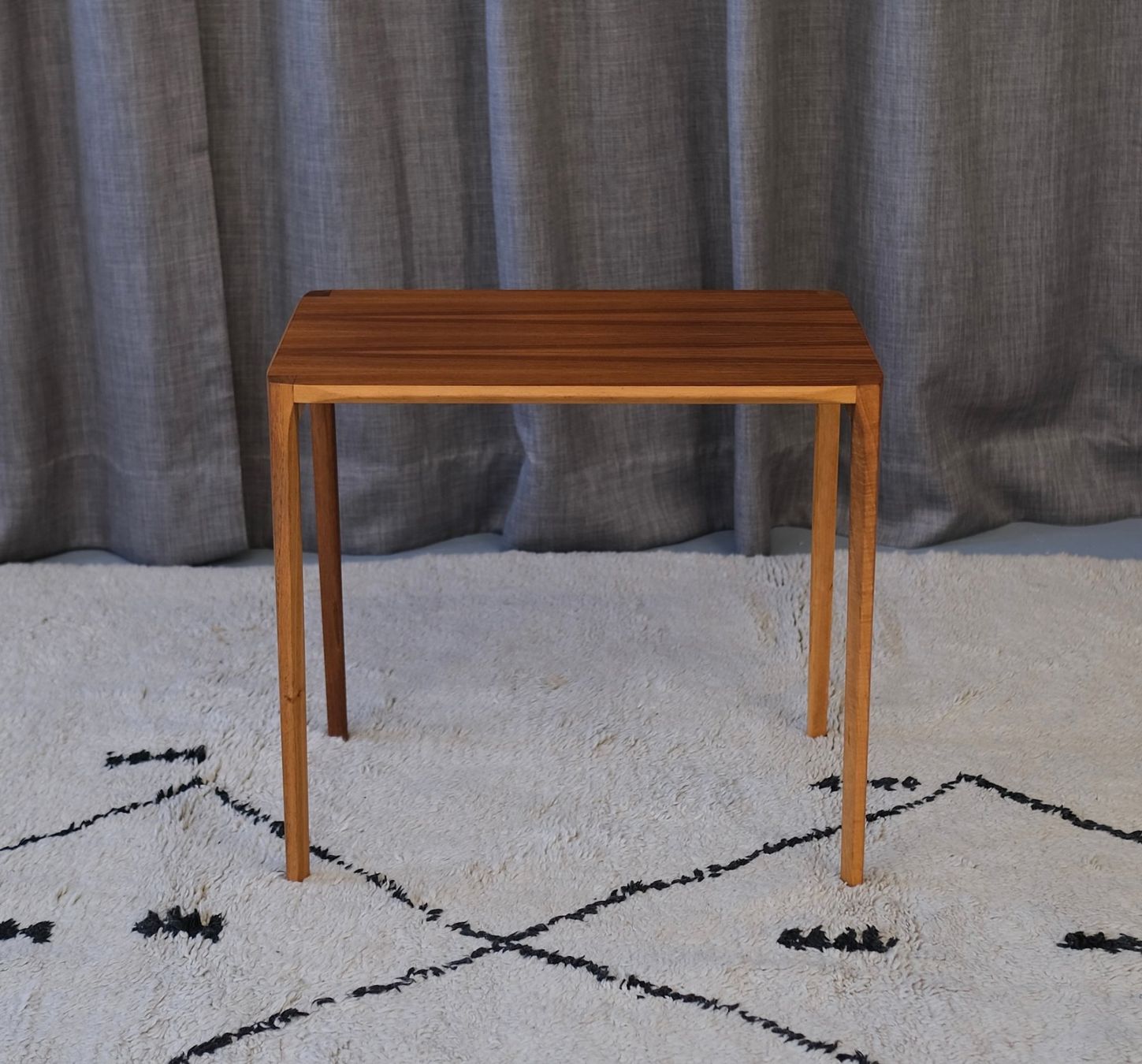 Tavoli: Sidetable Rex Raab for Wilhelm Renz, Nussbaum – Usato da Bern venduto da Zmodern_VIN 1