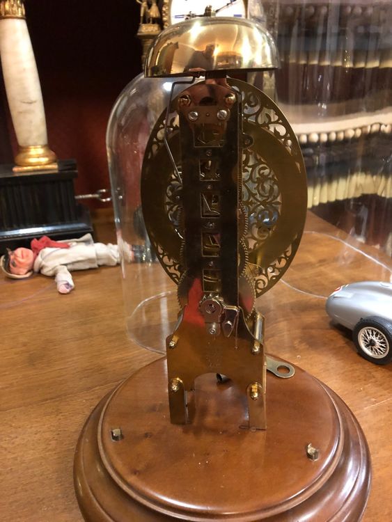 alte uhr mit glashaube