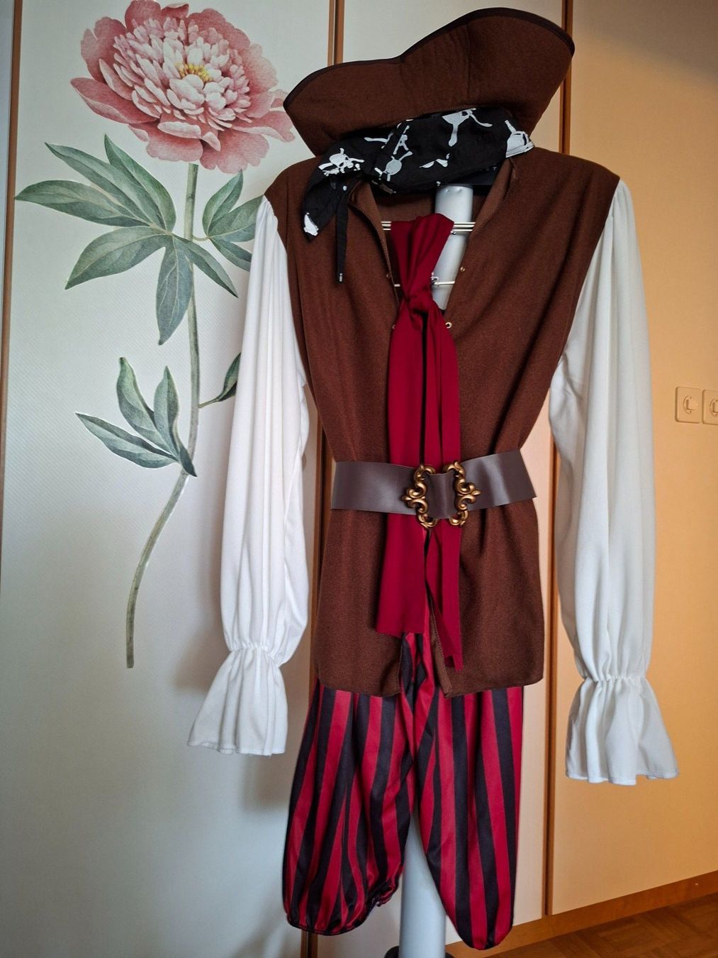 Costumi: Herren Piratenkostüm mit Accessoires – Usato da Suhr venduto da karapuzik