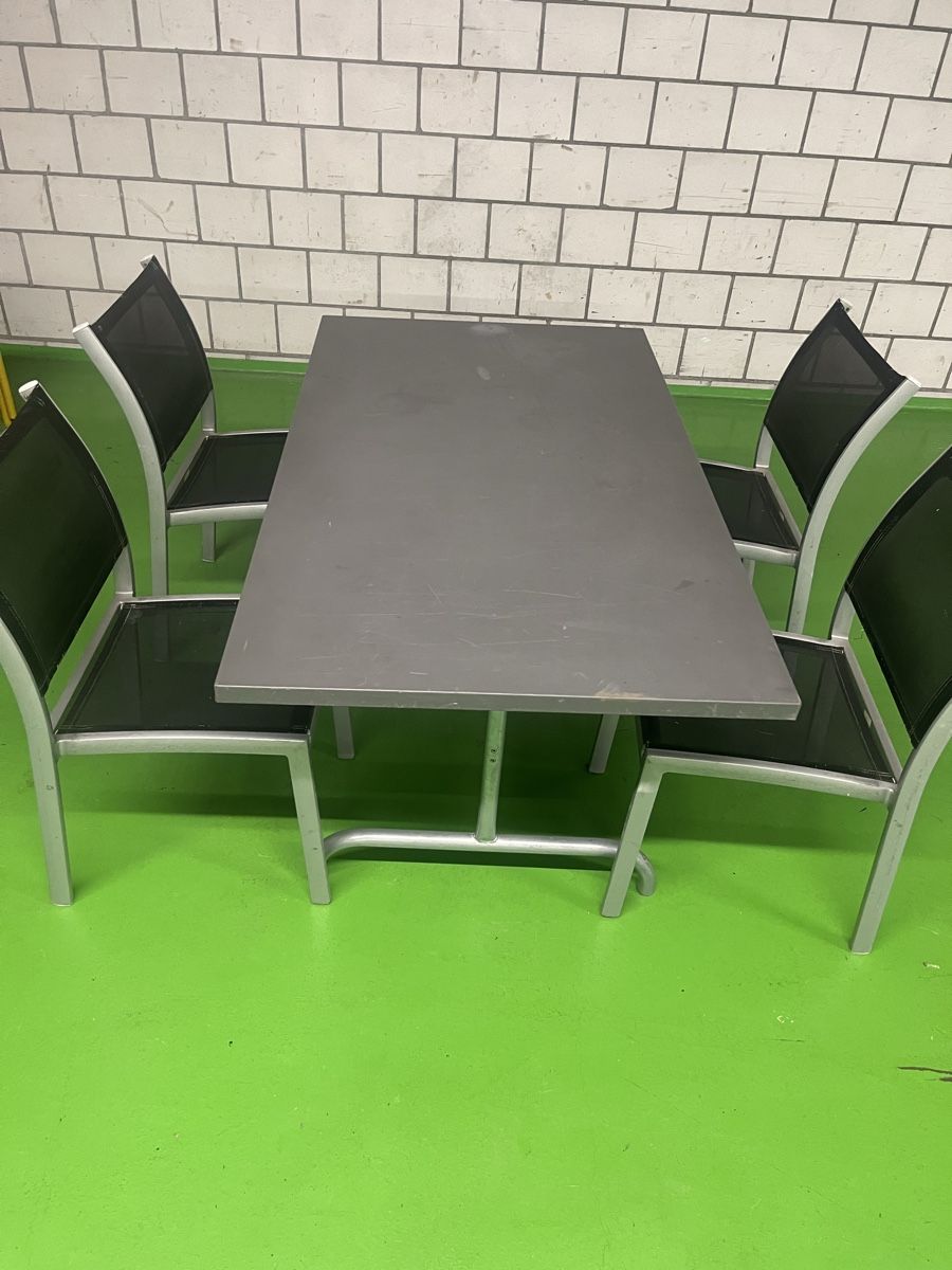 Set di tavolo e panche: Gartentisch mit 4 Stühlen Metall grau – Usato da Bern venduto da versace05 2