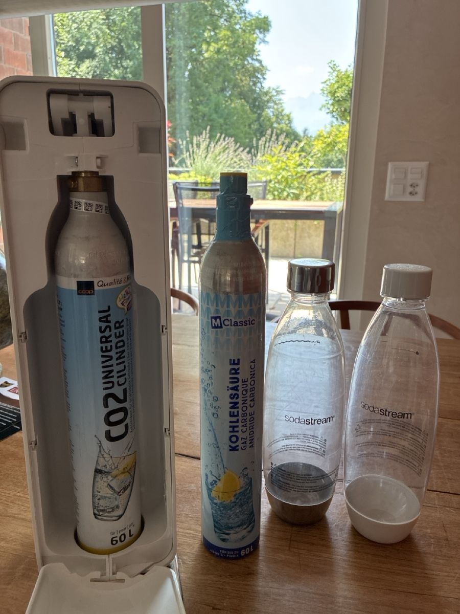 Sodastream Küchengeräte: SodaStream Soda Maker with 2 Bottles and 2 CO2 Cylinders – Gebraucht aus Luzern von ASA_DES 2