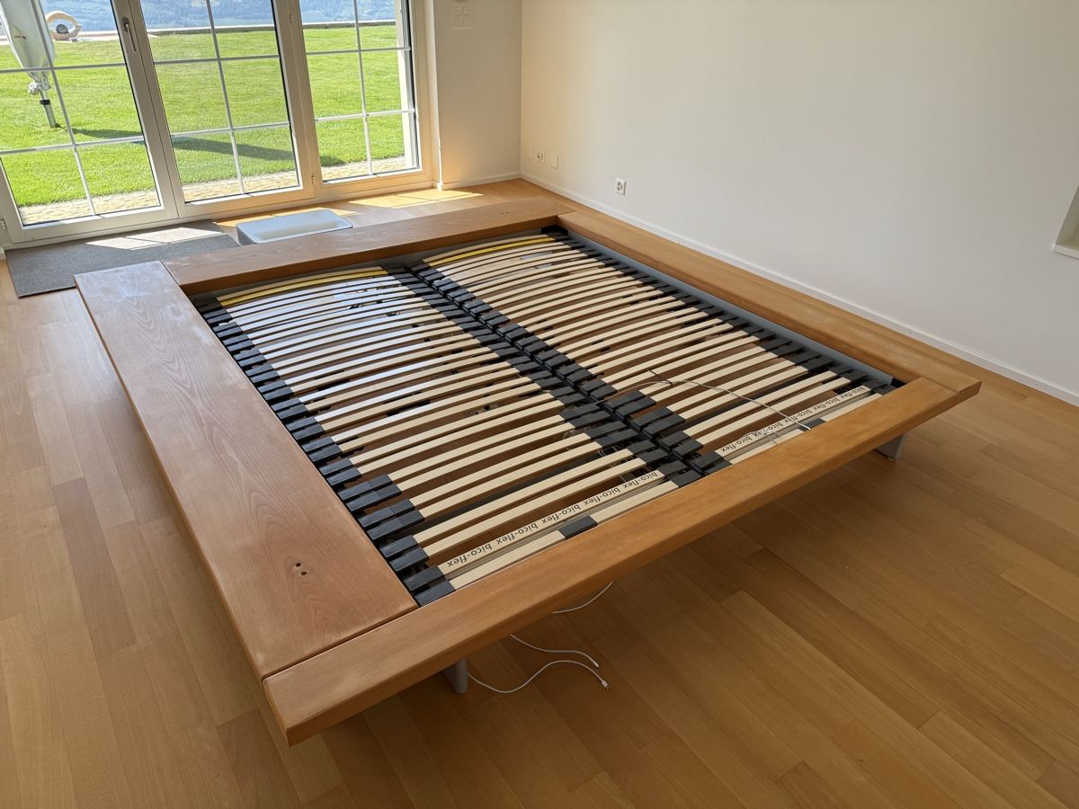 Ligne Roset Betten: Lit double complet avec sommier à lattes et matelas. – Gebraucht aus Savièse von iSerge 1