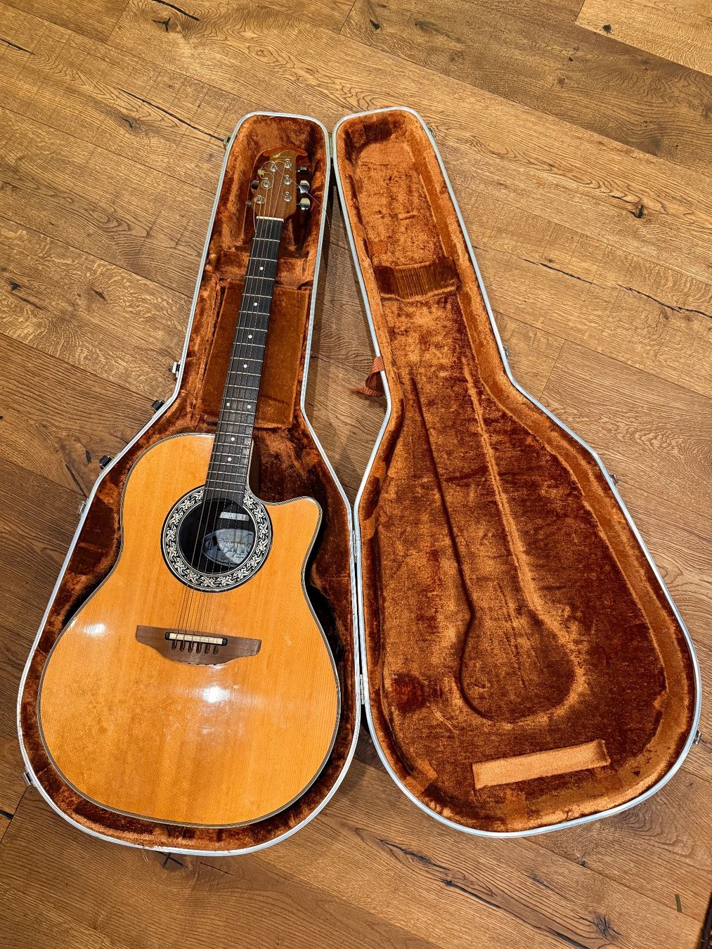 Strumenti musicali: Ovation Gitarre Model No. 1661 – Usato da Thun venduto da S.Nyff