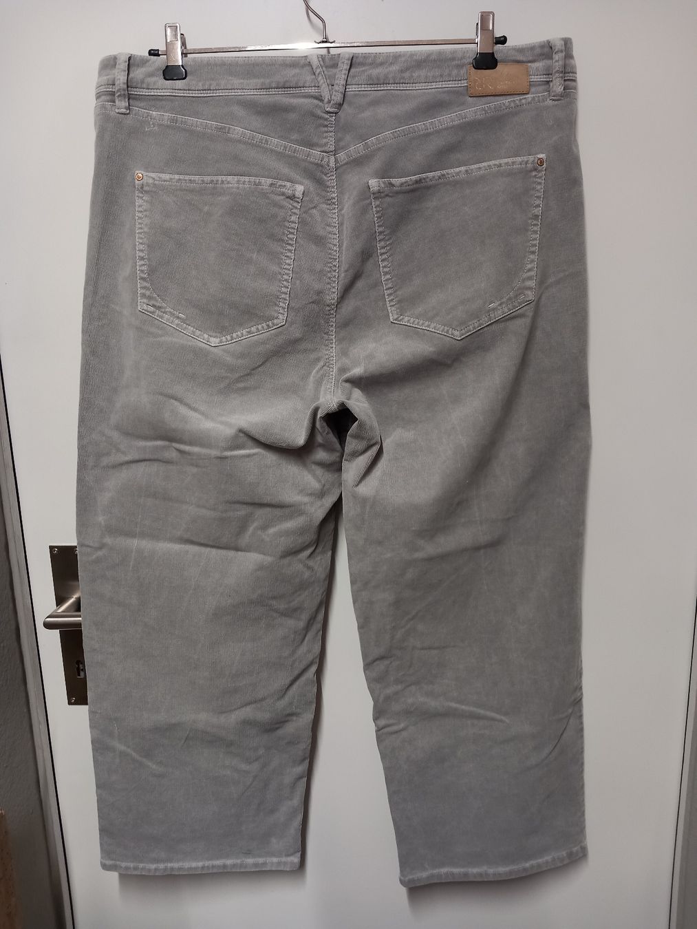 Raffaello Rossi Pantaloni: Raffaello Rossi Cordhose "Kira" Samt Stretch Gr.44, grau – Usato da Gwatt (Thun) venduto da umwelt-brocki 1