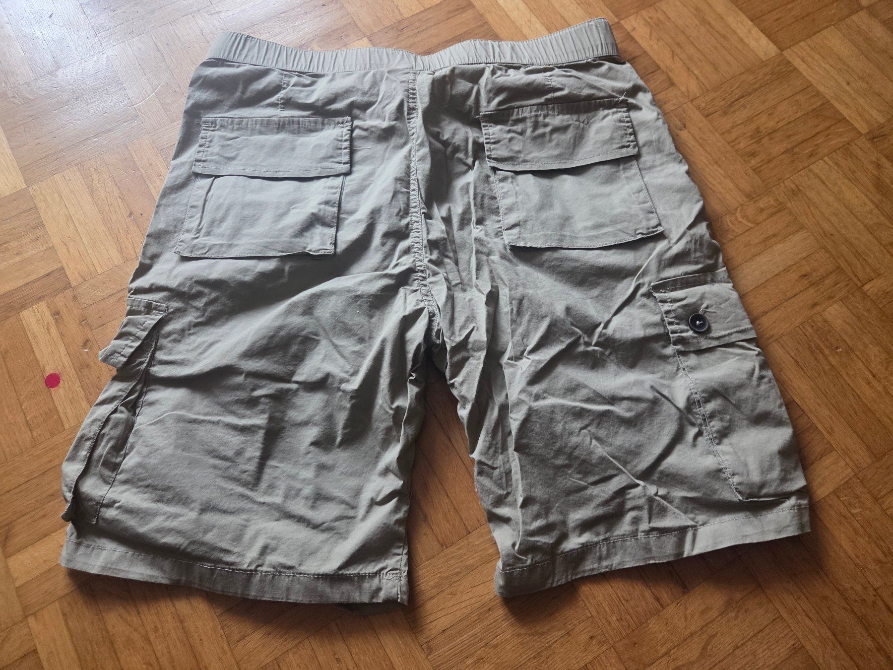Pantalons: 2 Shorts Gr. L – D'occasion à Basel par Roundtrip 1