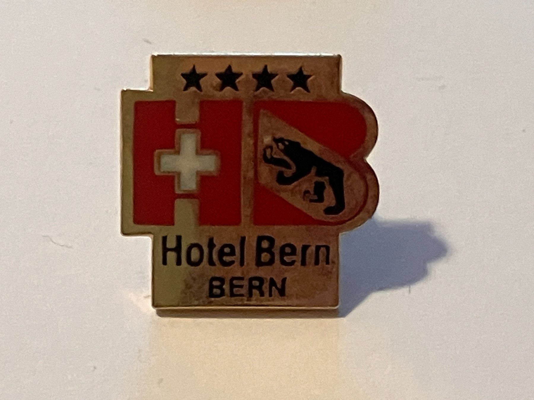 Placchette & Badge: 1 Pin Hotel Bern – Usato da Basel venduto da djwwpp