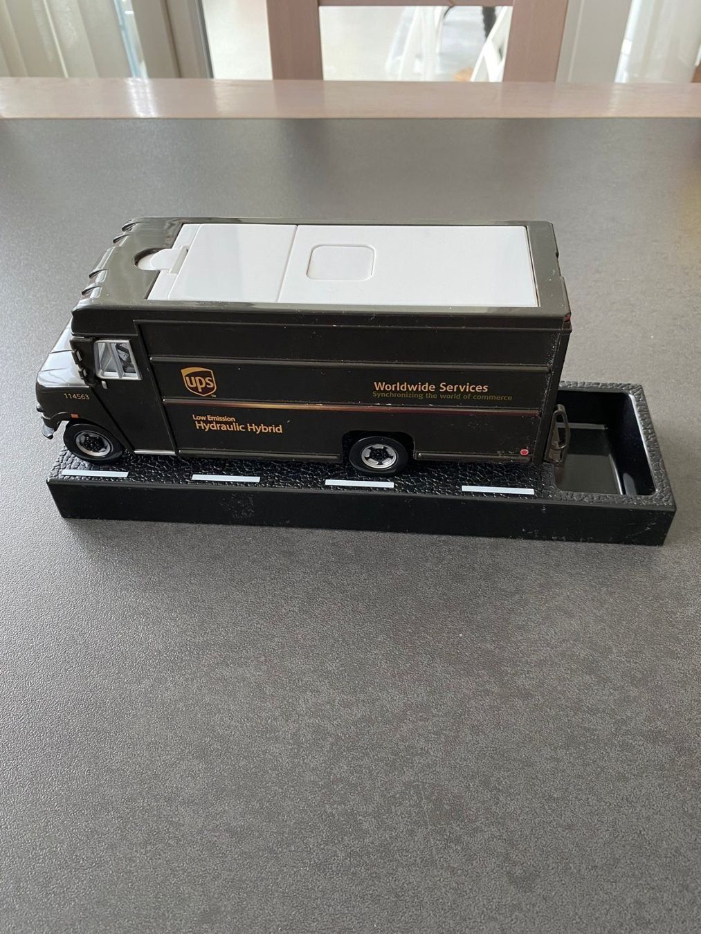 Modellini d'auto: Fourgon Bus UPS Worldwide Services – Usato da Meyrin venduto da Abac007