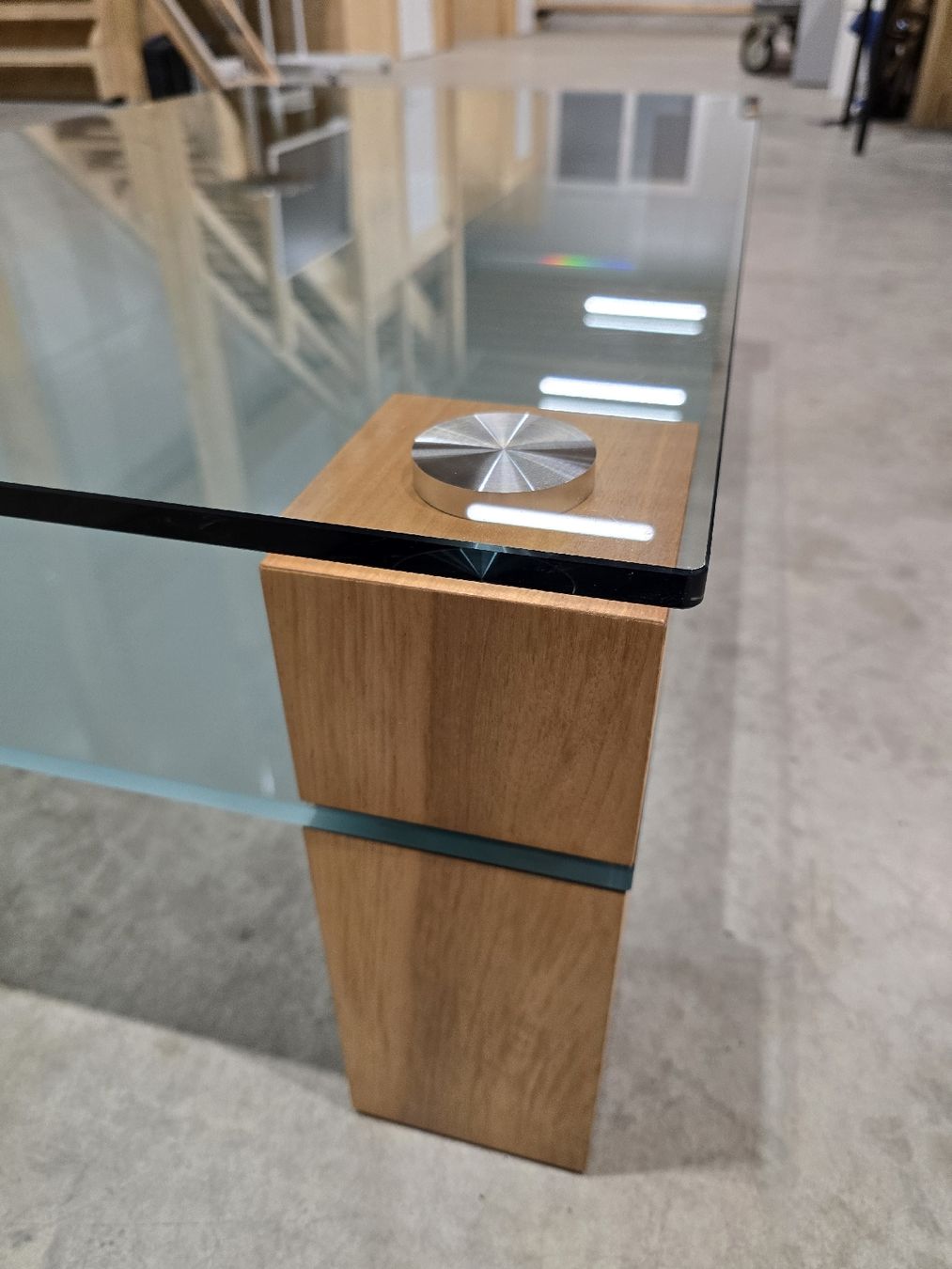 Tavoli: Moderner Glastisch mit Holzfüssen – Usato da Sempach venduto da Fab0000 2