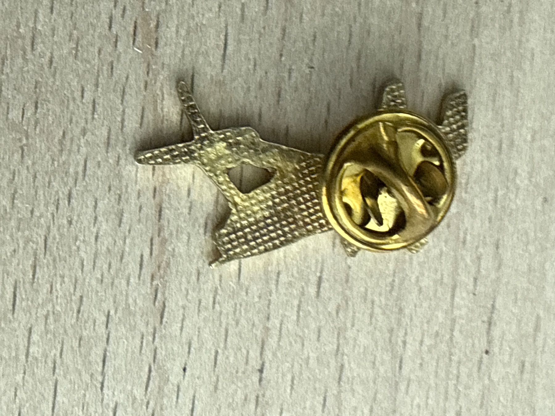 Plaketten & Abzeichen: Pin Flugzeug – Gebraucht aus Glattbrugg von Schweigmatt 1