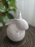 Süsser Keramikhase schimmernd Osterdeko Figur Dekohase weiss