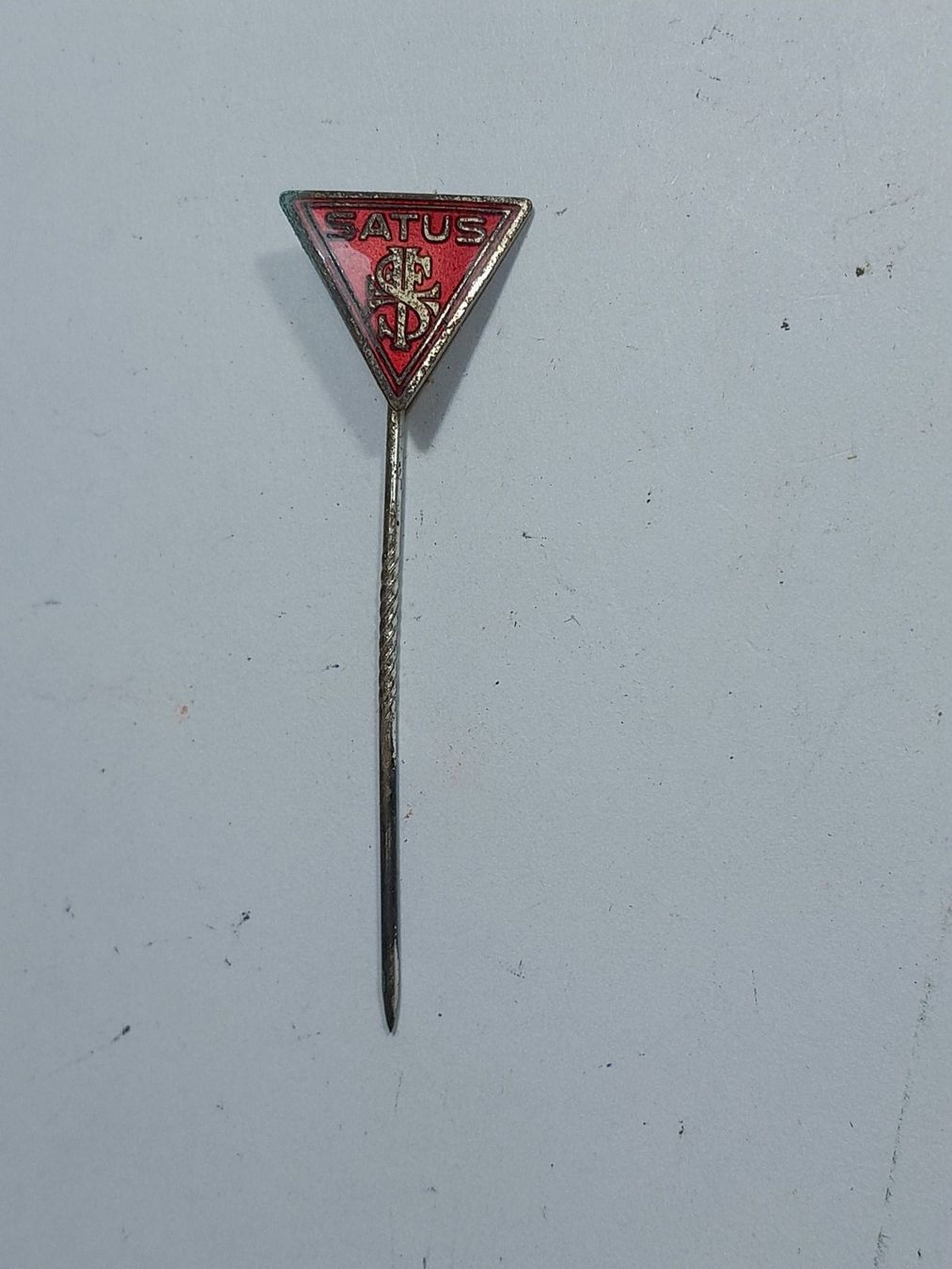 Placchette & Badge: Antike Anstecknadel SATUS – Usato da Männedorf venduto da Bel-view 1