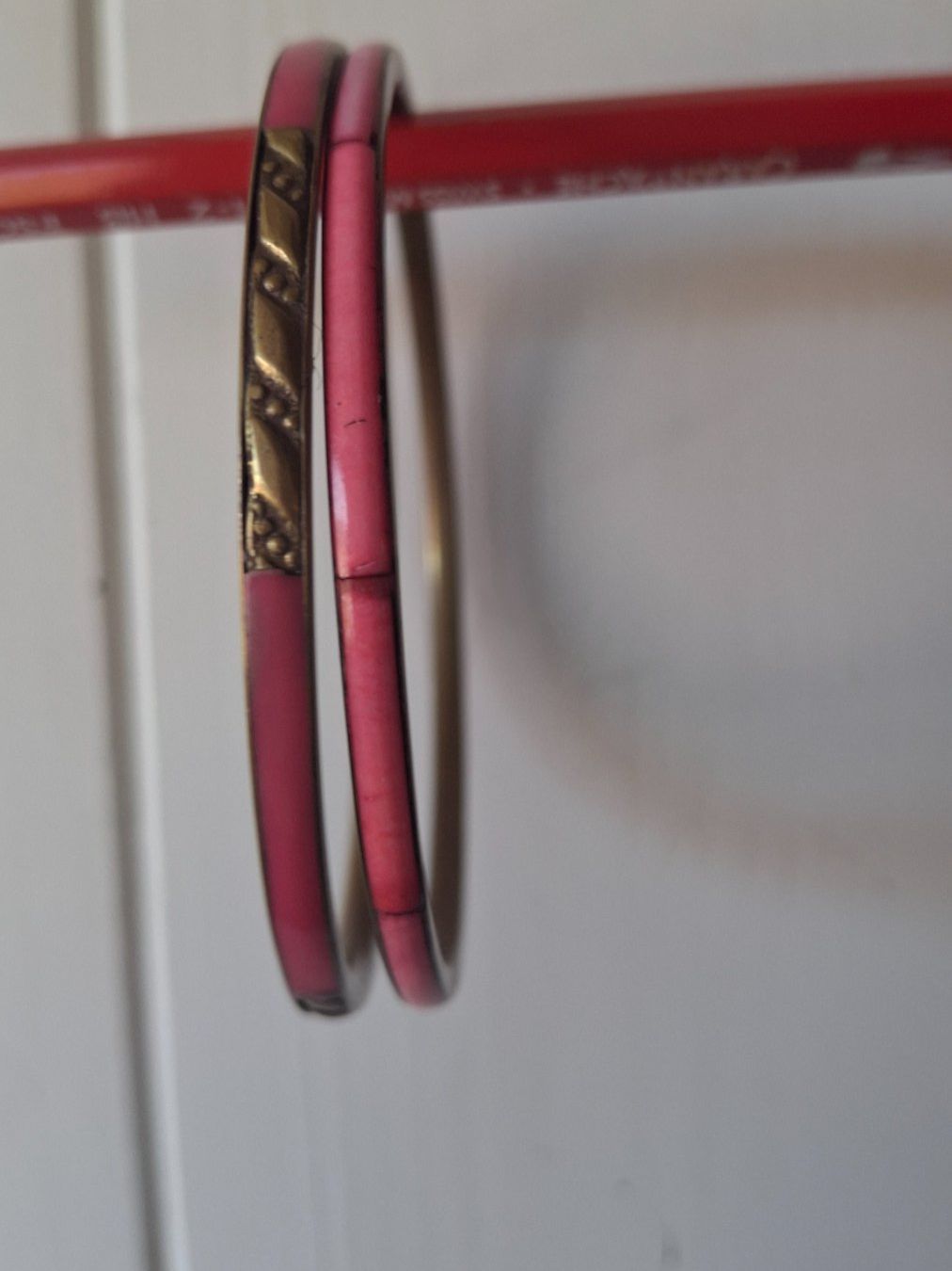 Bracciali & Braccialetti: Zwei Vintage Messing & Perlmut Armreif Chunky Bangle Gr. S – Usato da Münchenbuchsee venduto da babilibern