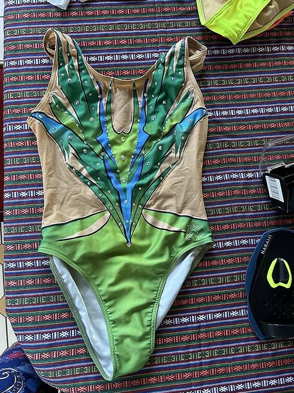Canottiere & Pantaloni: Maillots de natation synchronisé – Usato da Plan-les-Ouates venduto da Kiss-bodolay 2