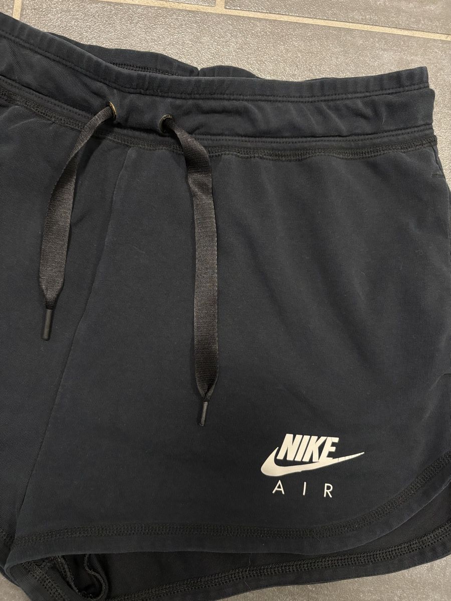 Nike Pantaloni: Nike Shorts S – Usato da Rümlang venduto da svent 2