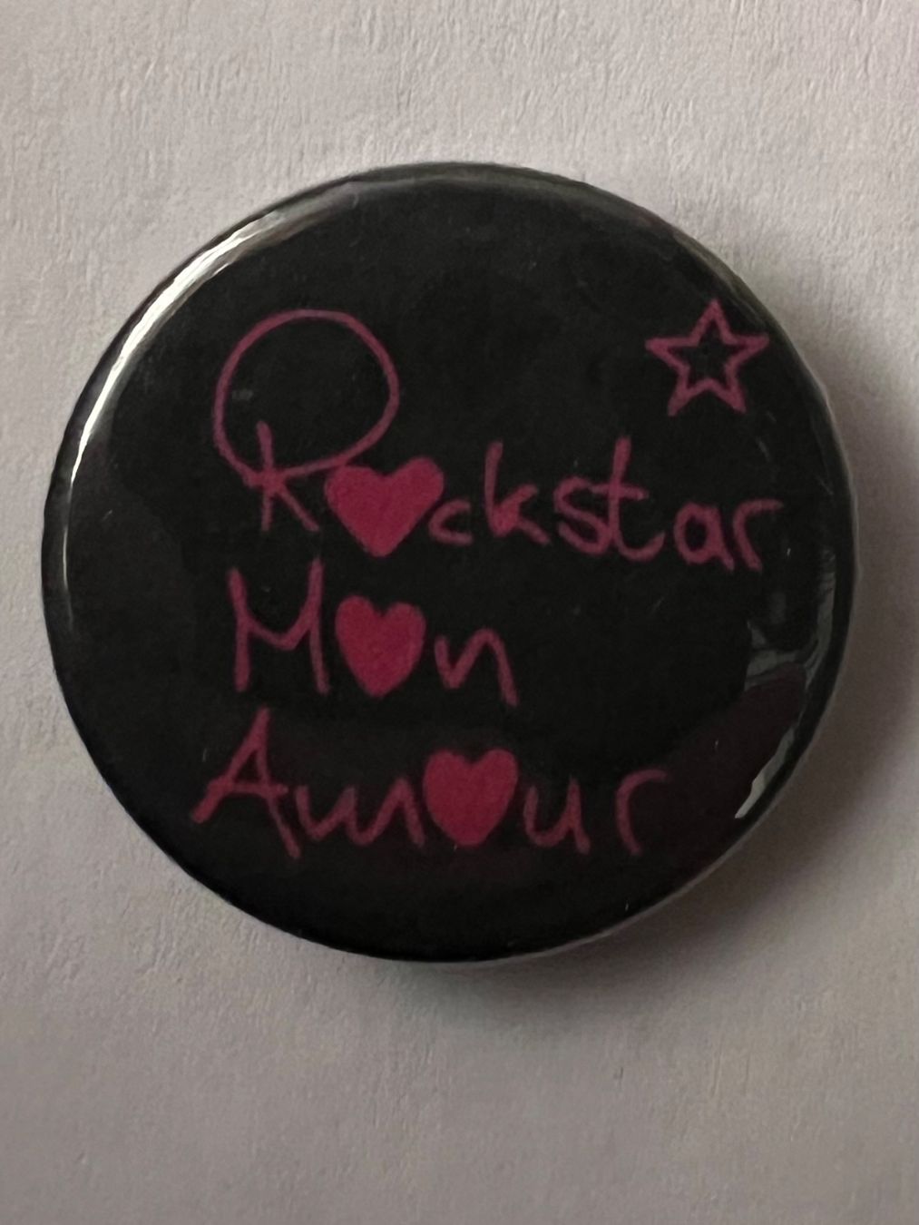 Spille & Fermagli: Button «Rockstar Mon Amour» – Usato da Zürich venduto da rigani
