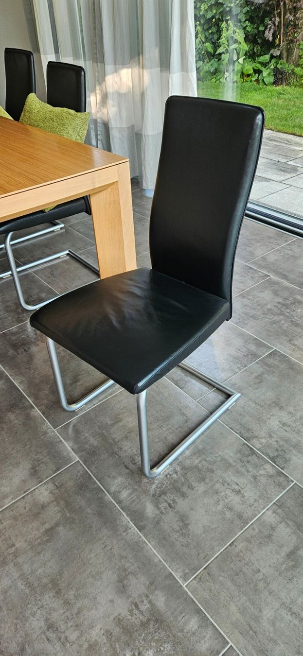 Chaises: 8 Freischwinger Lederstühle schwarz – D'occasion à Adlikon b.Regensdf par rut_q9zd