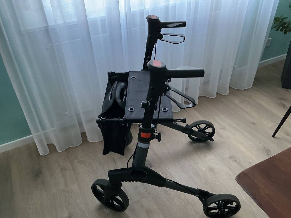 Aides à la marche: Rollator neuwertig – D'occasion à baar par Wottau 4