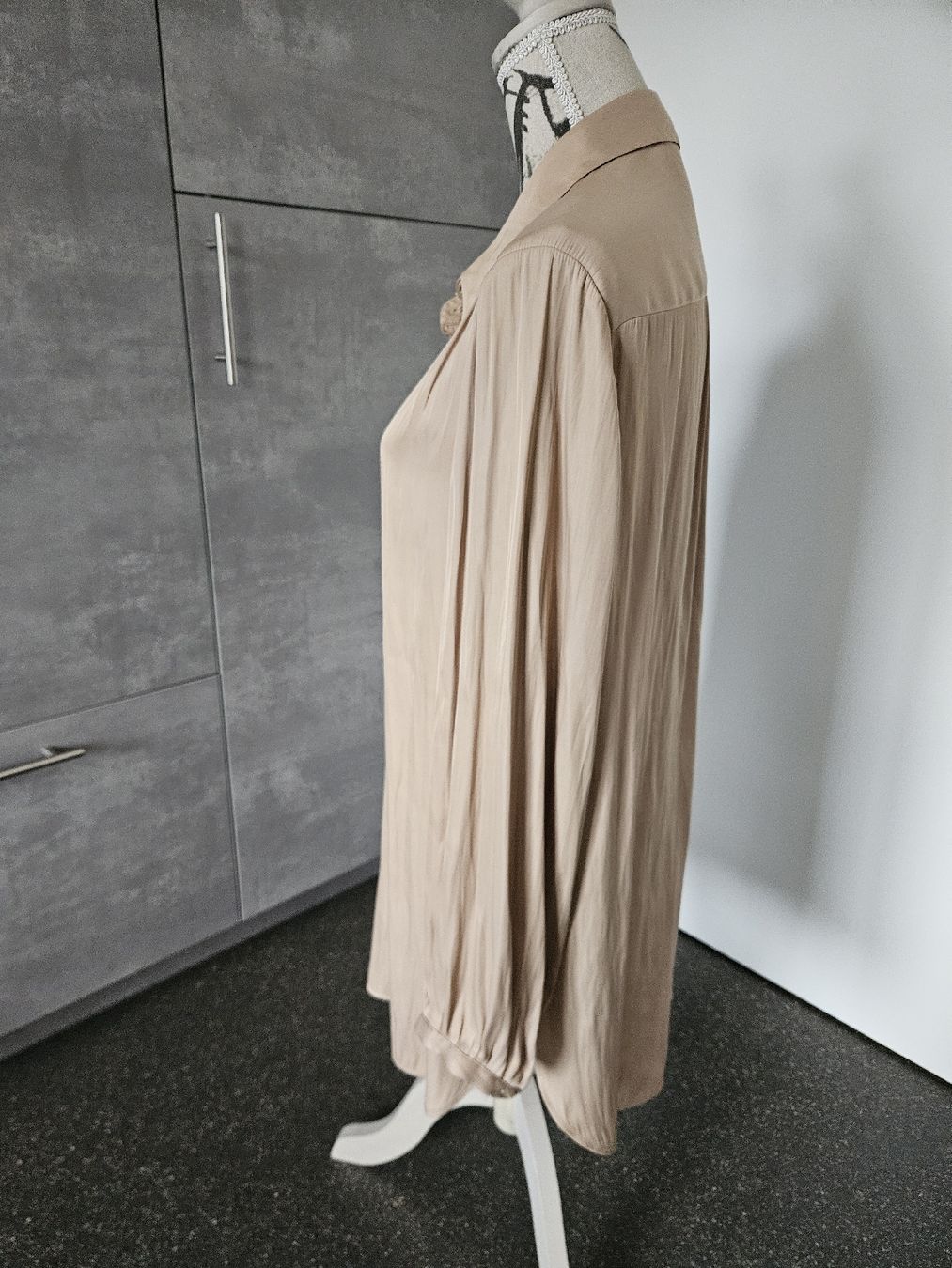 Opus Camicette: OPUS Bluse Hemd oversize Gr 44 Beige seidiger Fall – Nuovo (secondo la descrizione) da Anwil venduto da tamoos 1