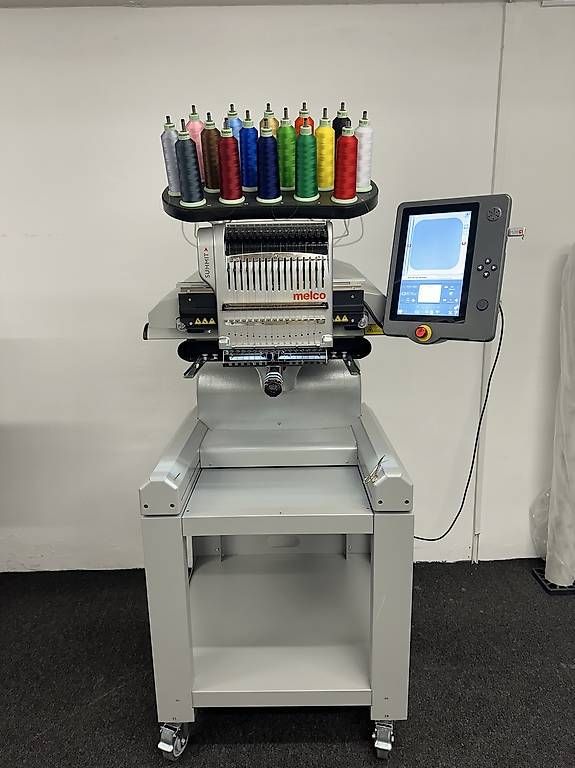 Machines à coudre: Melco Summit Stickmaschine mit Restgarantie – D'occasion à Wil SG par erd_zml6