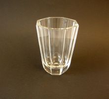 ORREFORS, SCHÖNE FACETIERTE GLAS BLUMENVASE,  SCHWEDEN.