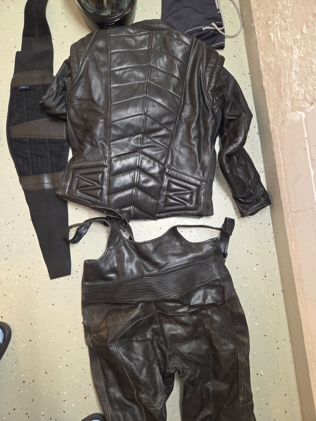 Lotti di vestiti: Motorradkleider Set, echtes Leder, 80ies – Usato da Zürich venduto da Ouuipouui 6