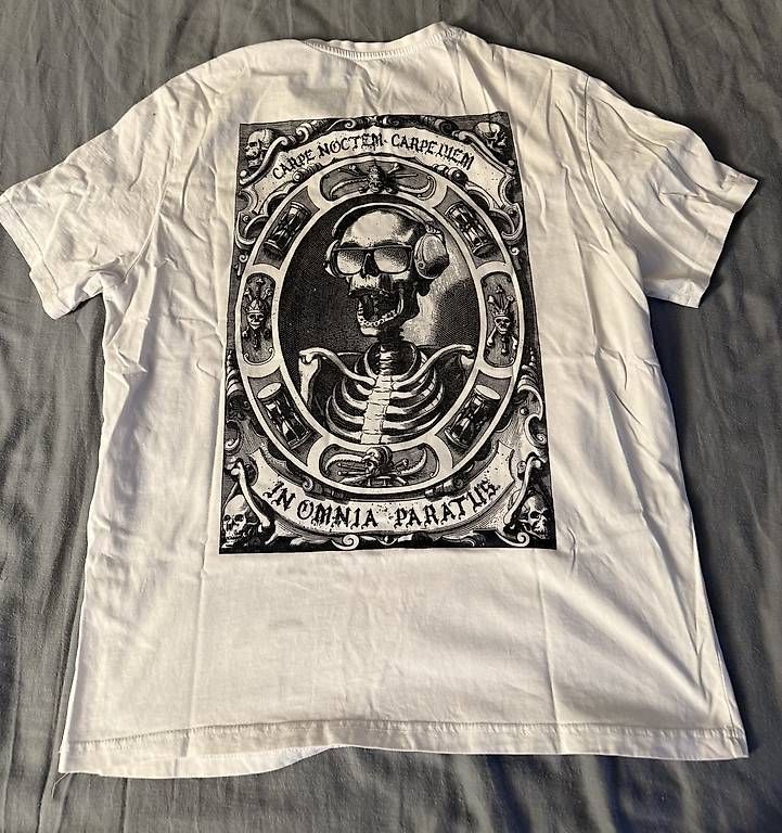 T-Shirts: Weisses T-Shirt mit Schrift  – Gebraucht aus Wädenswil von dom_pz5d 2