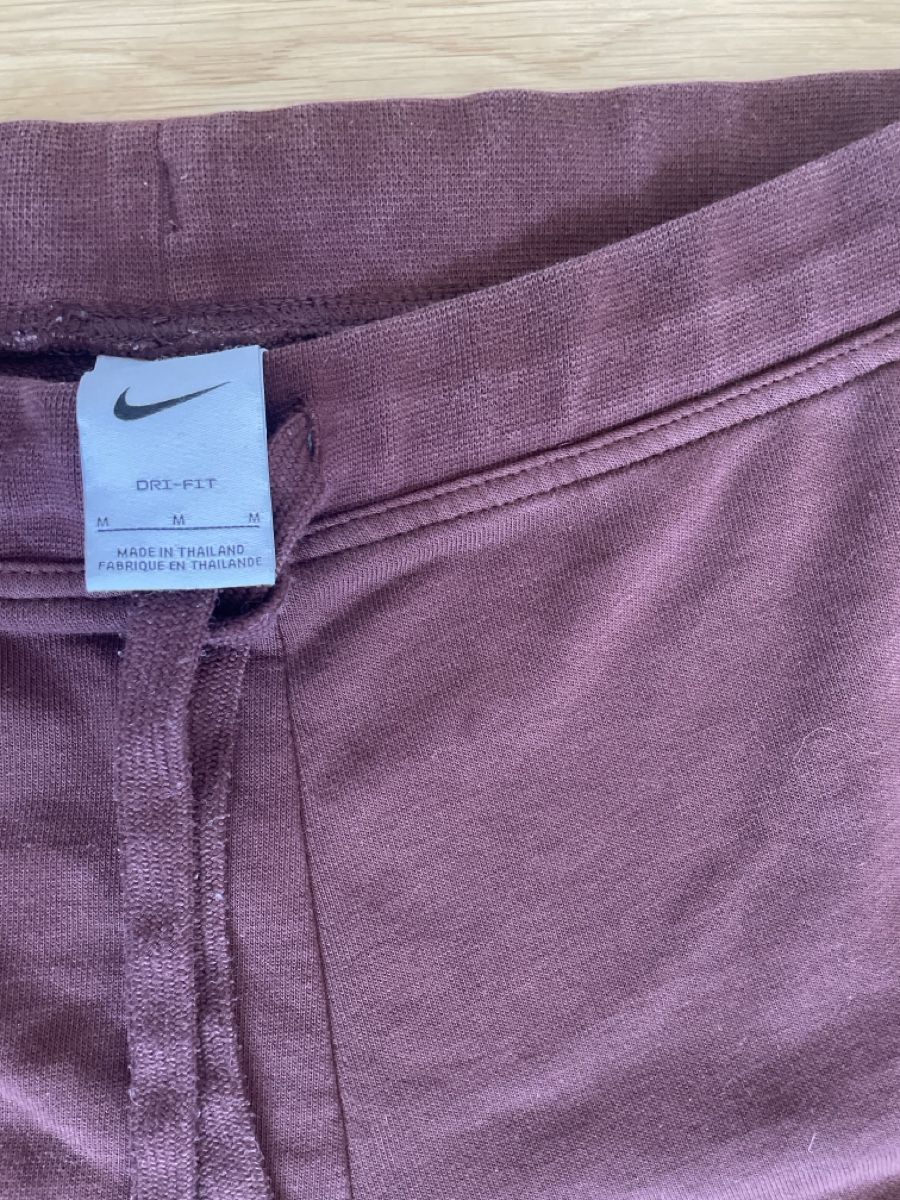 Nike Pantalons: Nike Jogginghose bordeaux – D'occasion à Zürich par M500ZH 2
