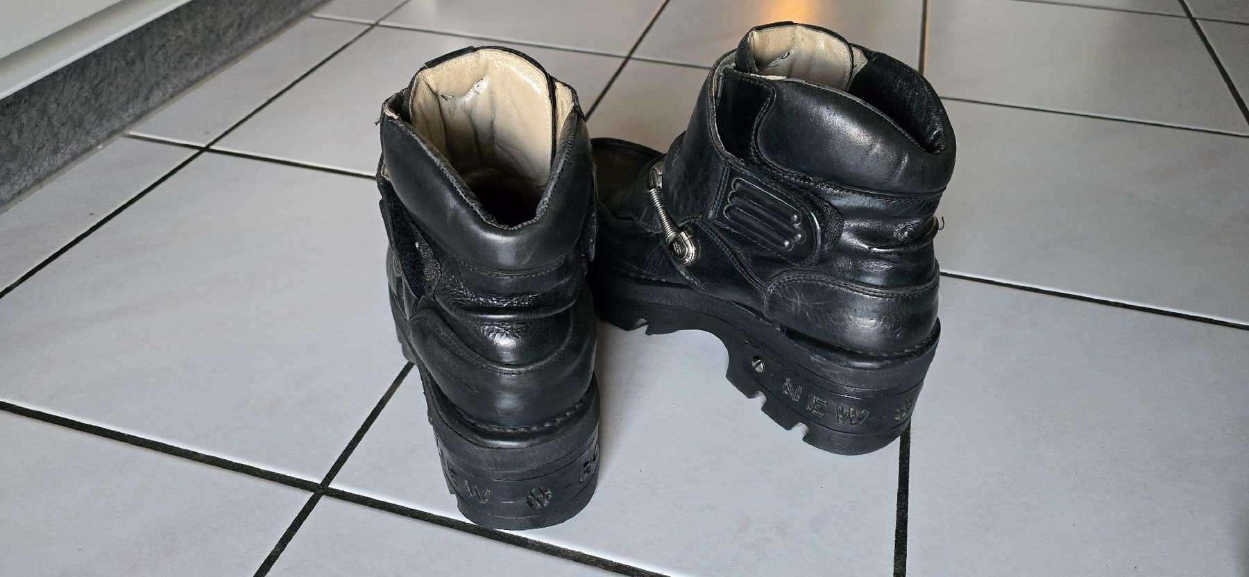 Bottines New Rock en cuir noir, style motard, état correct (Gebraucht ...