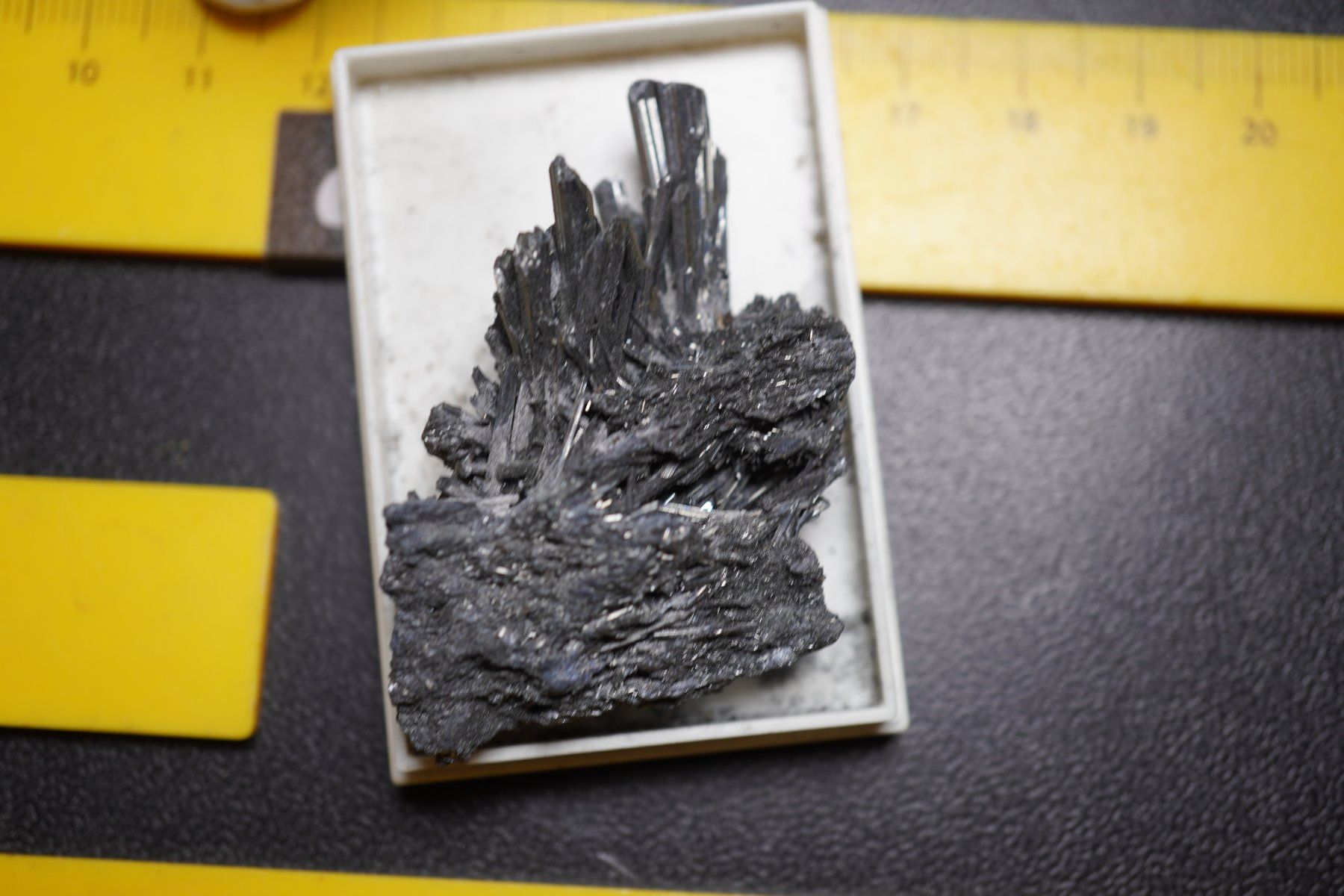 Minerali & Pietre curative: Stibnite   Kristall im  Böxli – Nuovo e nell'imballaggio originale da Eschenbach SG venduto da topstone 1