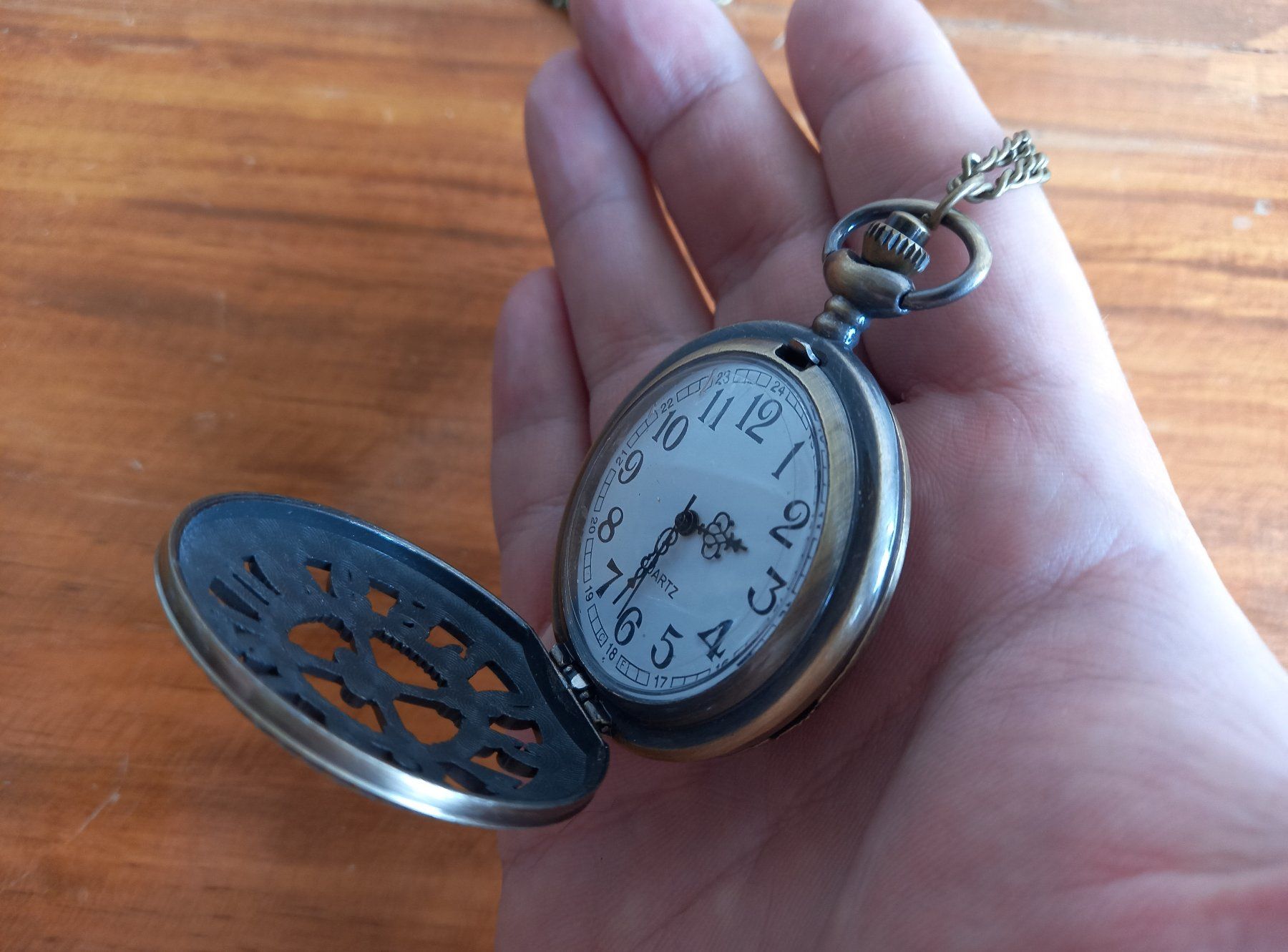 Uhren: Quarz-Taschenuhr mit Hohlklappe im Retro-Stil – Neu und originalverpackt aus Lausanne von WATCH-WORLD 2