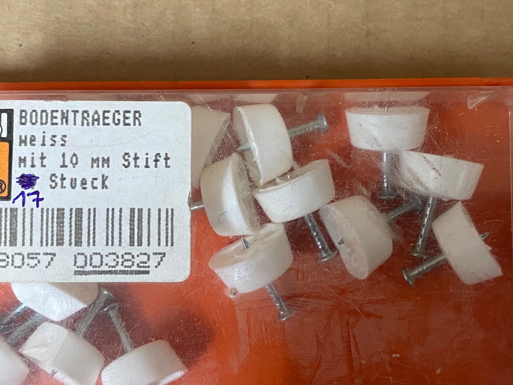 Eisenwaren: Bodenträger weiss mit 10mm Stift 17 Stk. – Gebraucht aus Eschlikon TG von 1.- 1