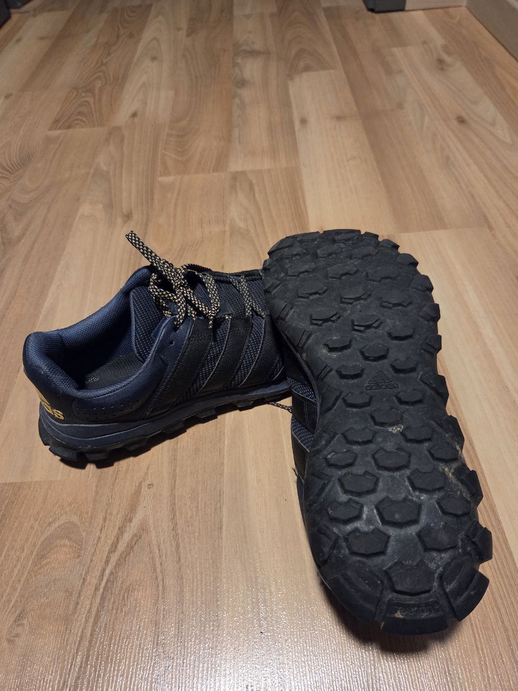 Adidas Herrenschuhe: Adidas Schuh, Herren Grösse 43 1/3 – Gebraucht aus Kippel von nosei29 1