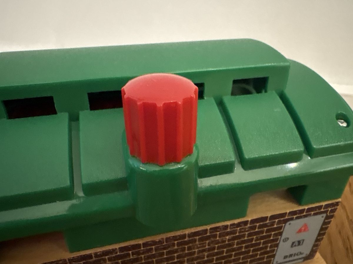 Brio Giocattoli: BRIO Holzzug Garage mit funktionierendem Tor – Usato da Hüntwangen venduto da Weiach8187 5