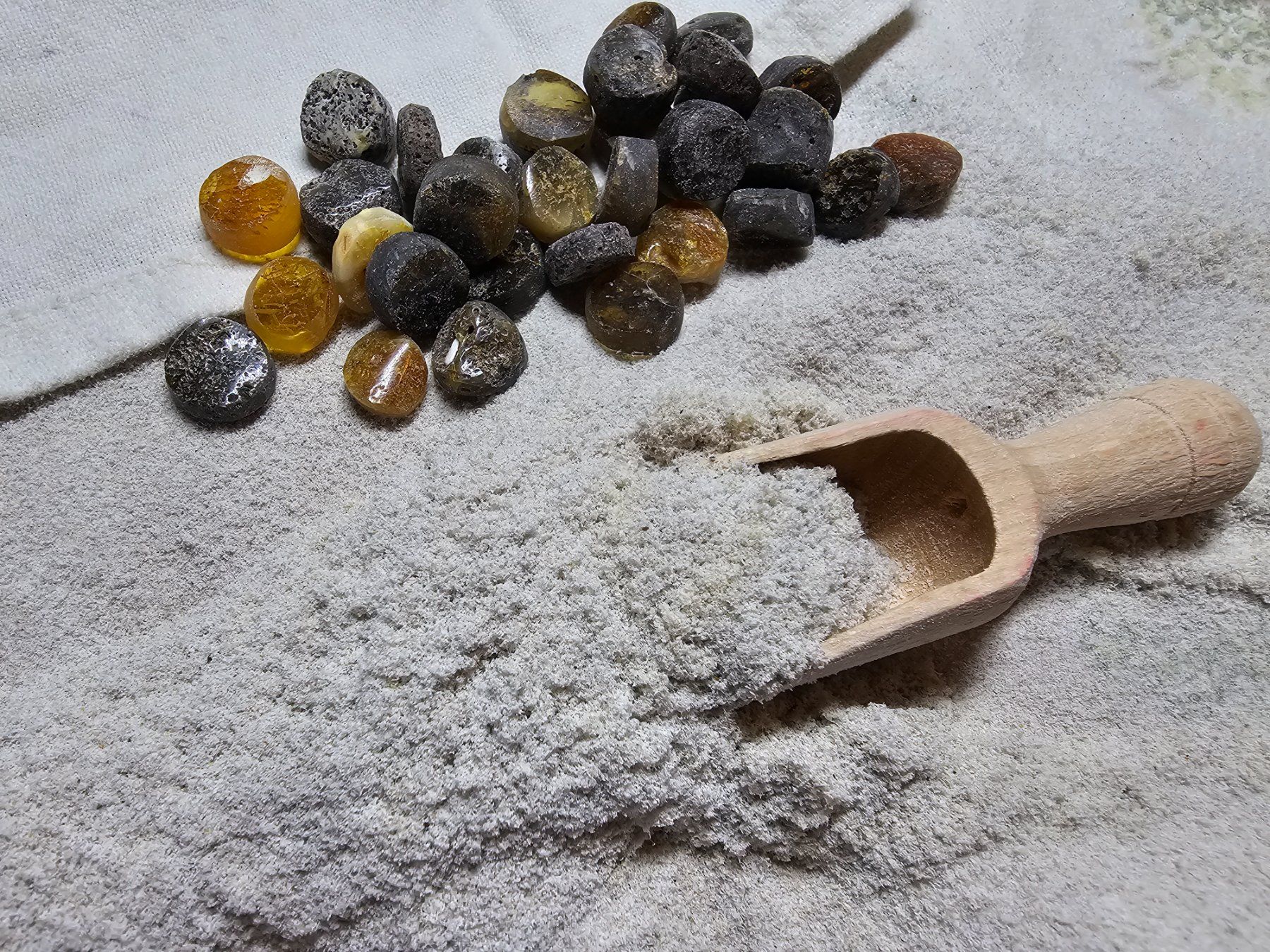 Minerali & Pietre curative: 15x Bernstein im Mini Glas Pulver Splitter Dose Test Deko – Nuovo (secondo la descrizione) da Riedt b. Erlen venduto da Gottestraene 8