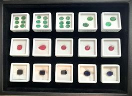 Coffret émeraudes rubis saphirs 56.50 ct - CERTIF. 2'866.-Fr