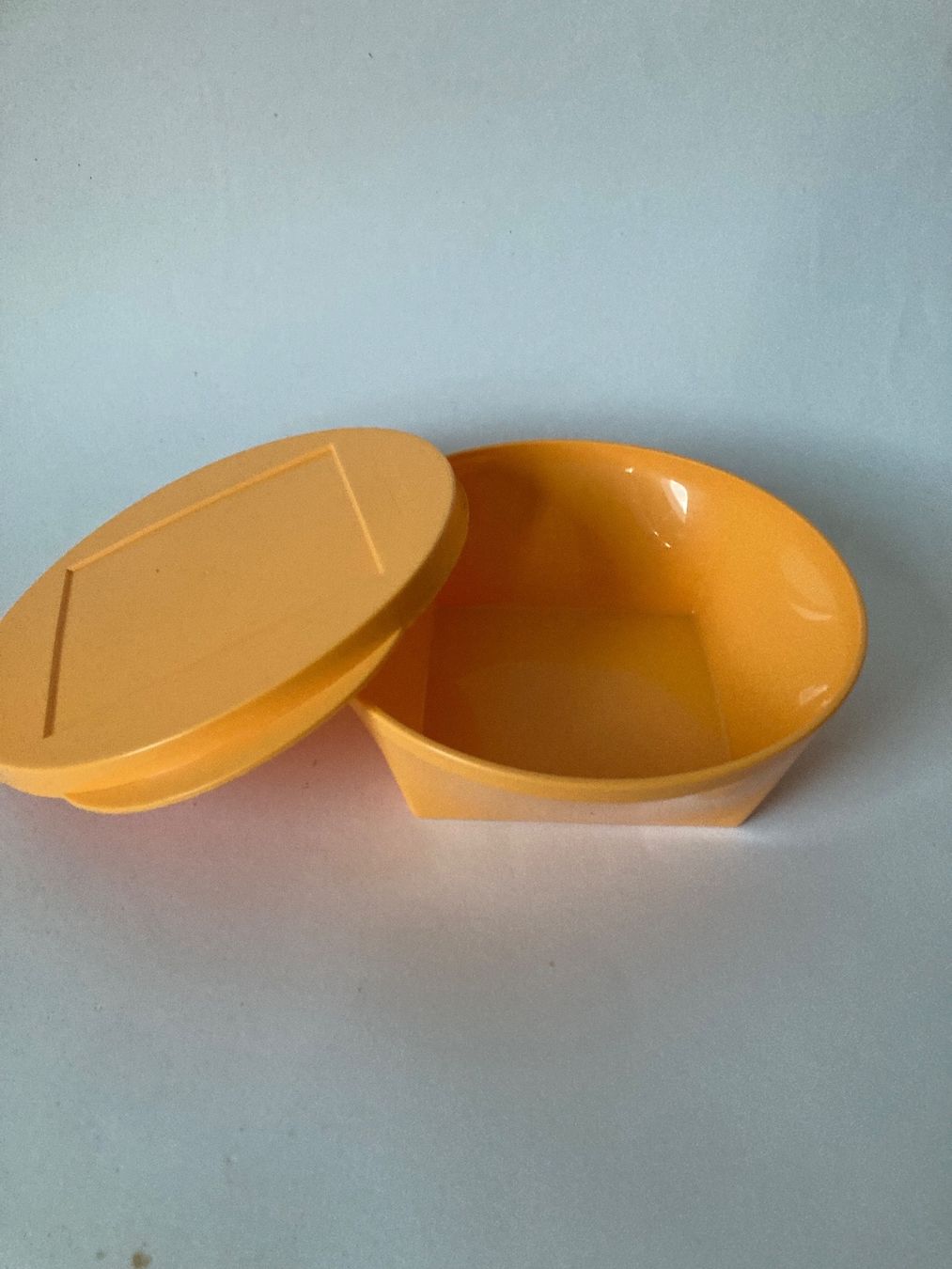 Tupperware Recipients et similaires: Récipient orange Tupperware – D'occasion à Frasses par soowoo12 2