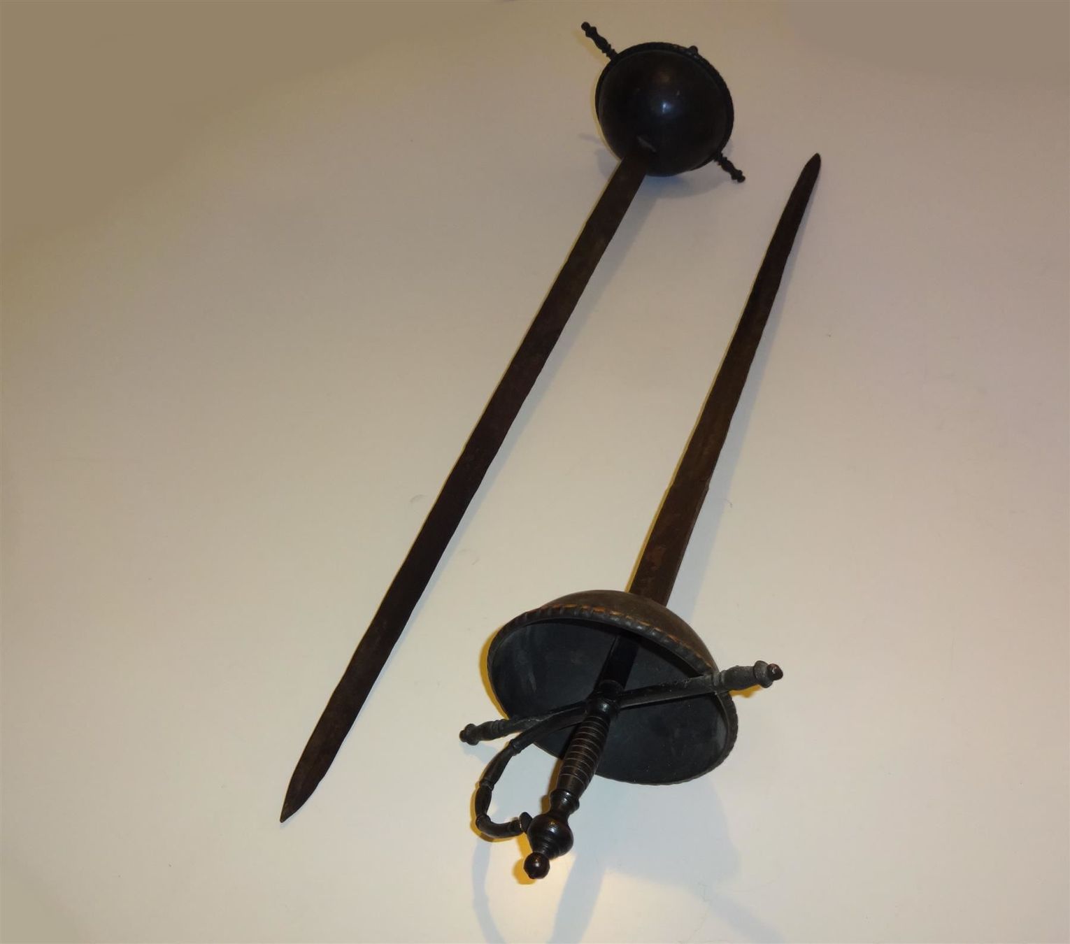 Sonstiges zum Sammeln & Seltenes: Deko Schwerter je 76 cm - 2 Stück - – Gebraucht aus St. Gallen von WWL 2