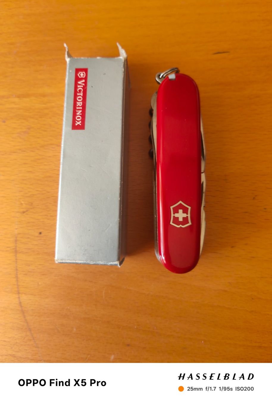 Victorinox Coltelli tascabile: Victorinox Taschenmesser rot mit Box – Nuovo e nell'imballaggio originale da Basel venduto da M2 5