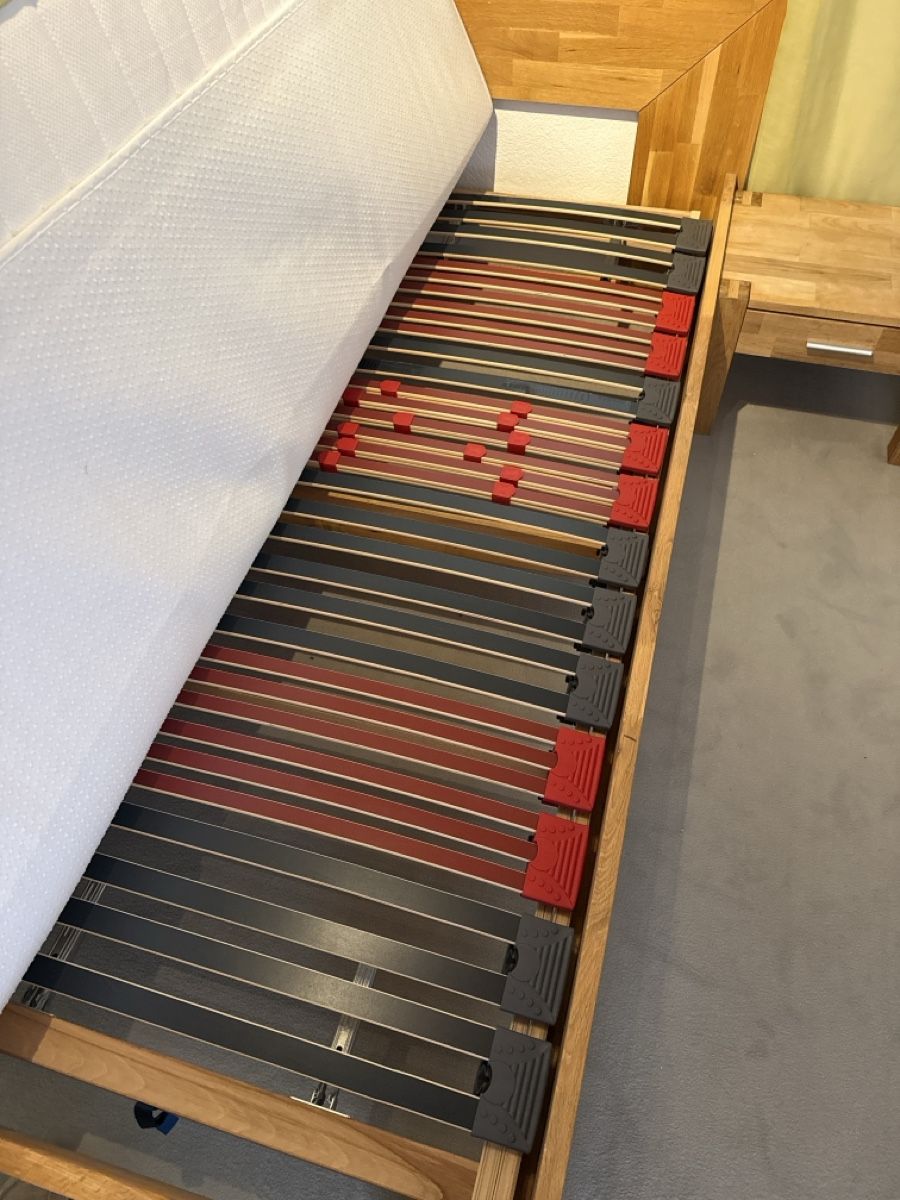 Betten: Doppelbett Eiche massiv mit zwei Nachttischen – Gebraucht aus Bern von 31_Lehmann_10 5